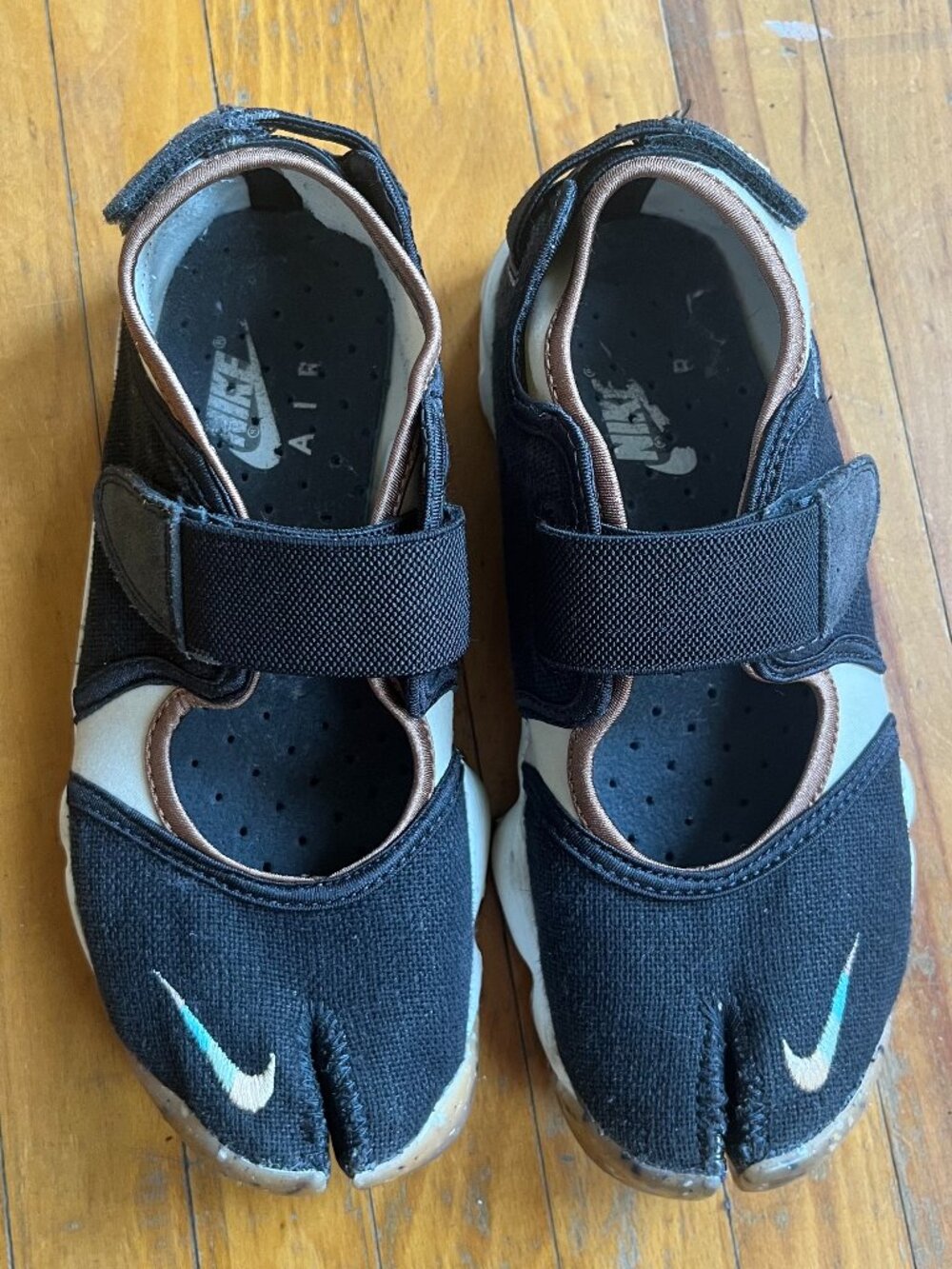Nike Air Rift Black and White Womens 7
